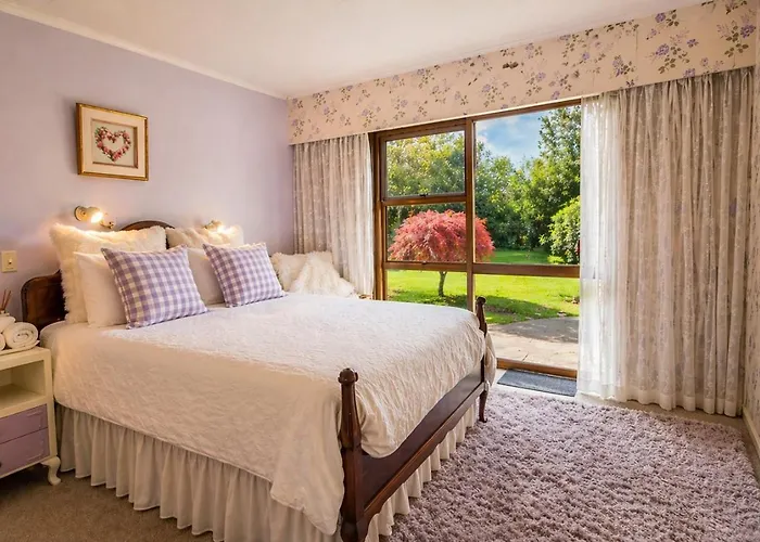 Hiwi Farm - Peaceful Farm Retreat Near